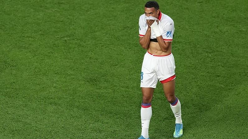 Wilson Isidor, atacante do Haiti, lamentando a derrota para o Brasil na Copa do Mundo