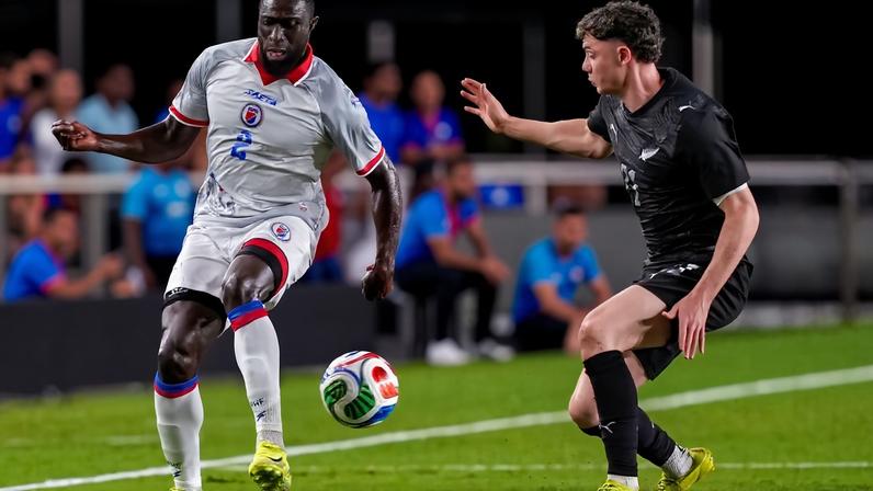 Carlens Arcus, do Haiti, e Elijah Just, da Nova Zelândia, em amistoso 2 de junho de 2026 Jeff Romance-Imagn Images