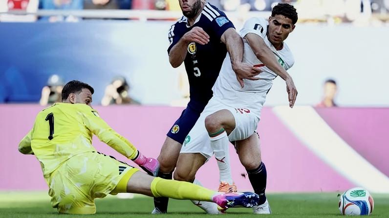 Hakimi do Marrocos disputa bola contra Hanley da Escócia em duelo na Copa do Mundo