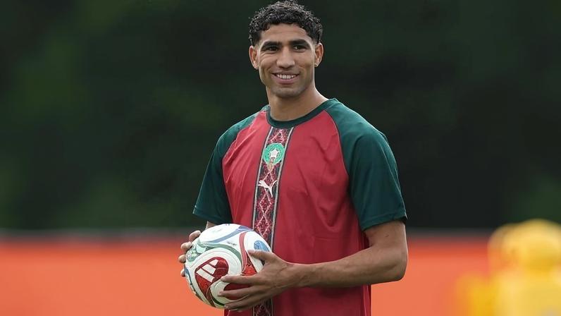Hakimi, jogador de Marrocos, treina antes do jogo contra a Escócia pela Copa