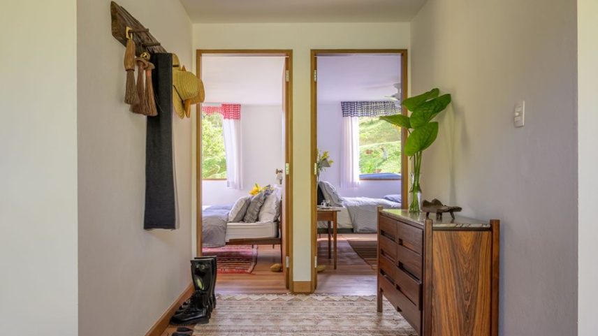 No hall das suítes, a cômoda de jacarandá dos anos 1960, da Celina Decorações, aparece como uma herança de família que revela como esse móvel pode ser utilizado de forma inusitada