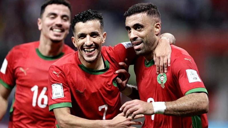 Hamed Allah, camisa 9, comemora com o defensor Boulacsou, na vitória do Marrocos sobre os Emirados Árabes, na Copa Árabe