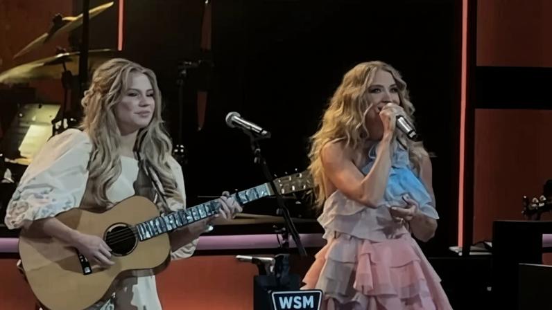 Hannah Harper estreia no Opry, louva a Deus e faz dueto com Carrie Underwood