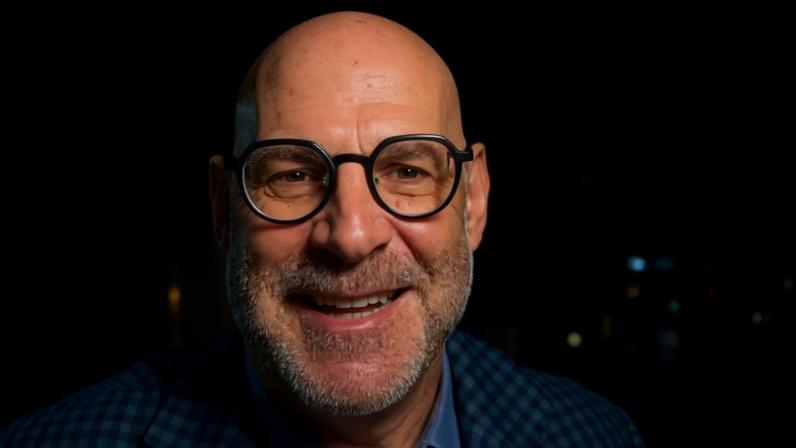 Imagem colorida do Escritor Harlan Coben sorrindo - Metrópoles