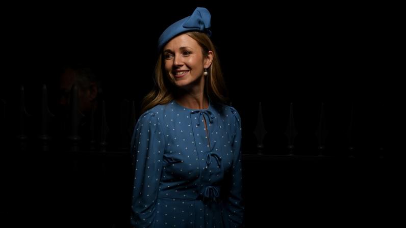Foto colorida de mulher loira com roupa e chapéu azul - Metrópoles
