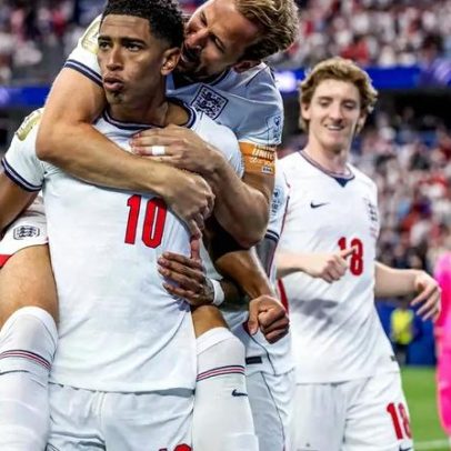 Inglaterra marca 4 gols na estreia de Copa pela última vez; Charles tinha 4 anos