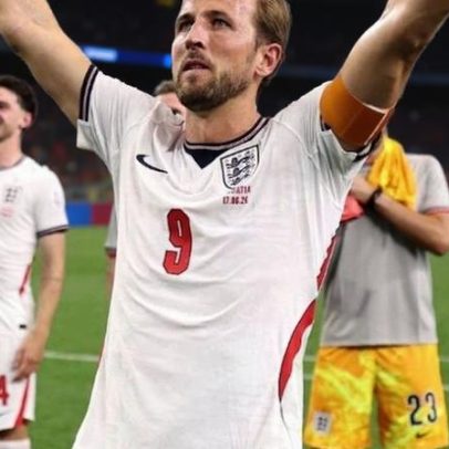 Inglaterra pede passagem