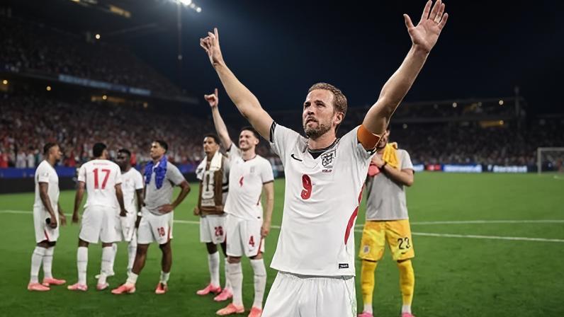 Harry Kane teve momento marcante com a torcida cantando "Wonderwall", do Oasis