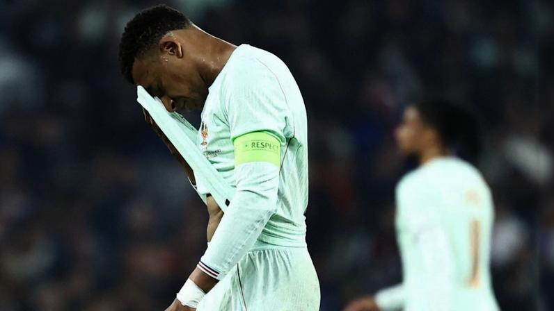 Mbappé, com Olise ao fundo, na partida da França (Foto: Sameer AL-DOUMY / AFP)