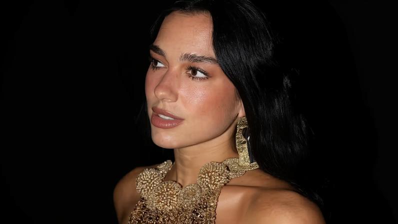 O batom esfumado está de volta e aqui estão as provas — Foto: @dualipa