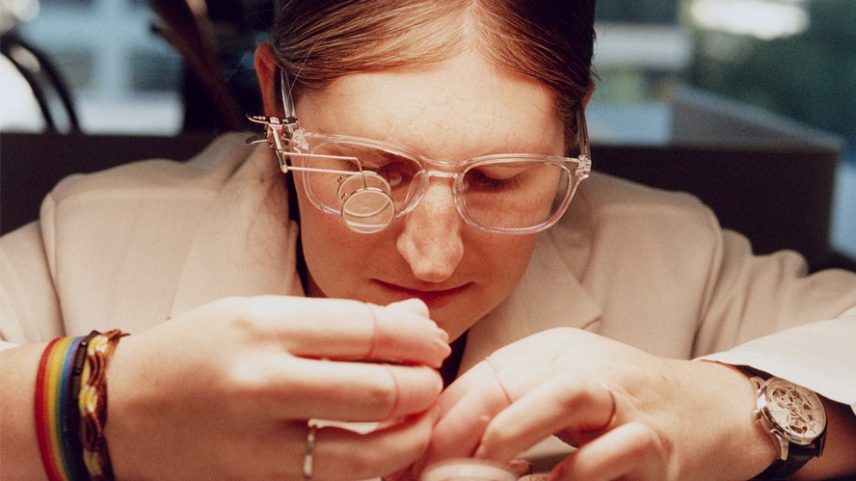 Alunos em ação na escola de relojoaria da Rolex: hoje, duas turmas reúnem cerca de 50 estudantes, e novas classes já estão nos planos da empresa — Foto: Jackie Kursel