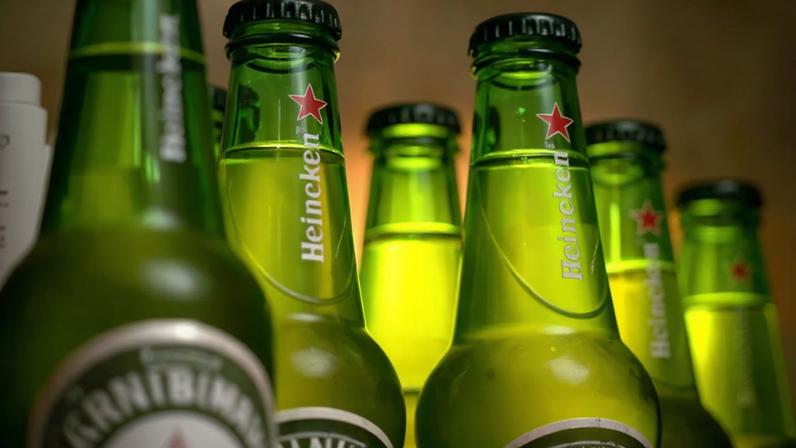 Garrafas da Heineken, principal concorrente da Ambev