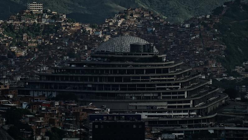 O centro de detenção El Helicoide, localizado em Caracas e apontado como o principal centro de tortura da Venezuela (Foto: Damián D. Fossi Salas/Wikimedia Commons)