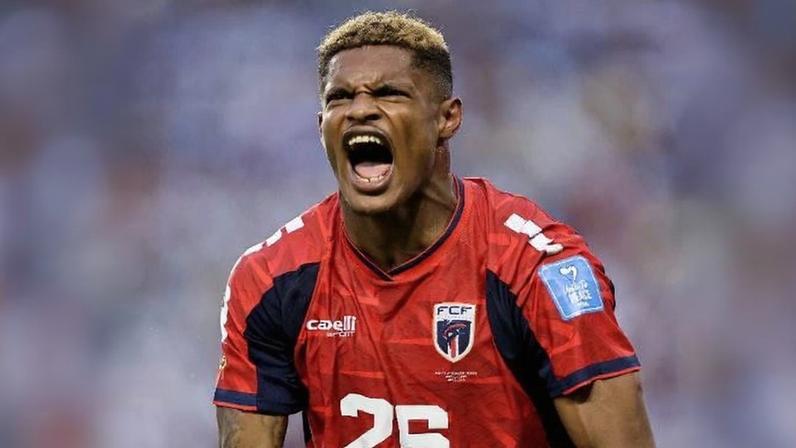 Hélio Varela celebra gol de Cabo Verde sobre o Uruguai na Copa