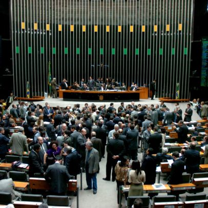 Cinco profissões podem ter piso nacional de até R$ 3.200 em 2026