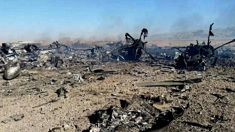 Destroços em Isfahan, no Irã, do que Teerã afirma serem de aeronaves militares dos EUA.