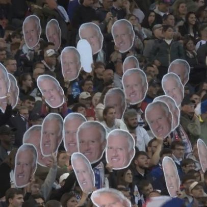 Deschamps recebe homenagem na despedida da França; veja vídeo