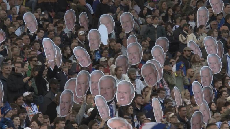 Didier Deschamps recebe homenagens antes de jogo da França; veja