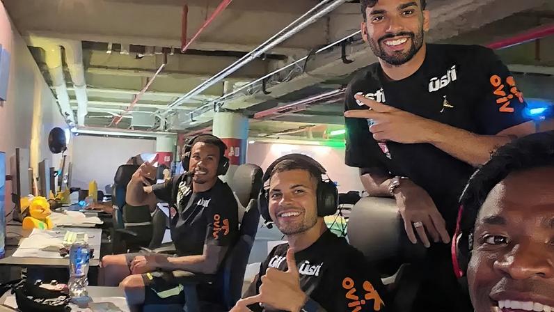 Jogadores da Seleção Brasileira em 'lan house' no hotel