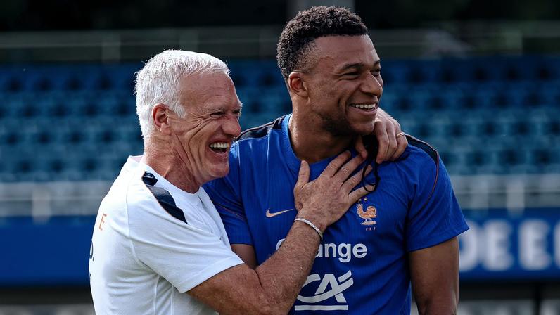 Didier Deschamps com Kylian Mbappé em treino da seleção da França antes da Copa do Mundo — Foto: Divulgação/Federação Francesa de Futebol
