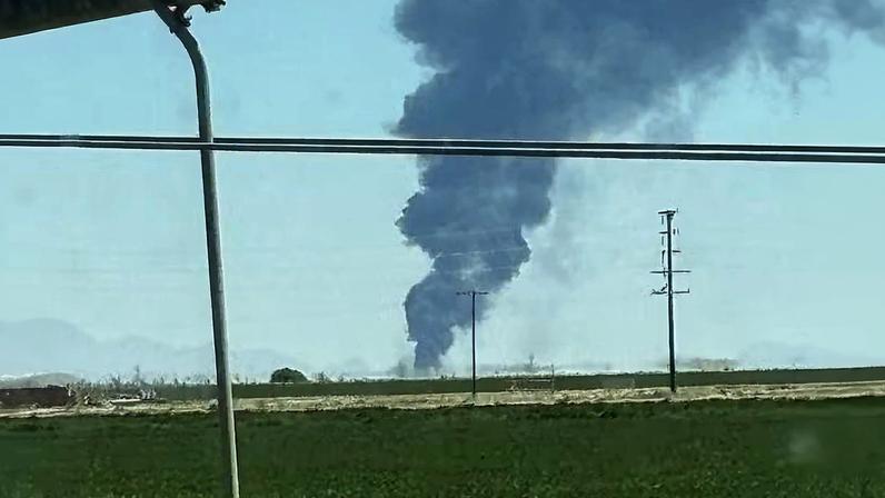 Coluna de fumaça é vista na Base Aérea Edwards, na Califórnia, em 15 de junho de 2026 — Foto: Reprodução/Redes sociais