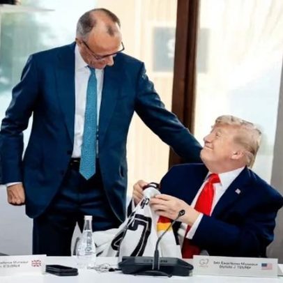 Merz presenteia Trump com camisa da Alemanha no G7