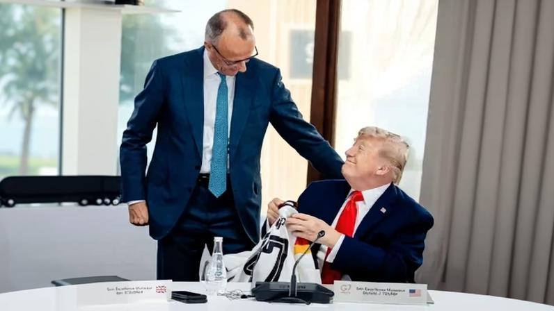 Merz presenteia Donald Trump com camisa da Alemanha durante o G7