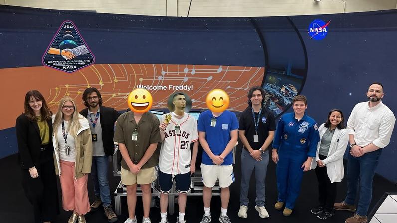 Freddy tampa seu rosto com a imagem de Cristiano Ronaldo e coloca emojis nos seus amigos — Foto: Reprodução