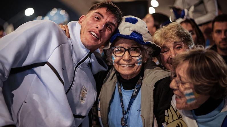 Torcida se despede da seleção com bandeiras e batuques no aeroporto de Montevidéu