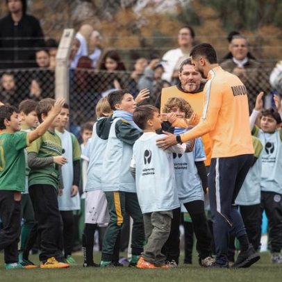 Uruguai promove abraço celeste com crianças antes de viagem à Copa