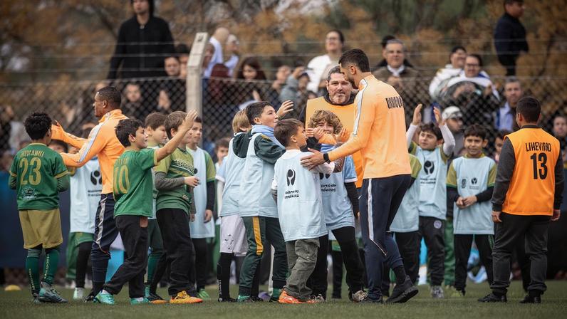 Joogadores do Uruguai recebem o carinho das crianças em treino aberto. — Foto: Uruguai.