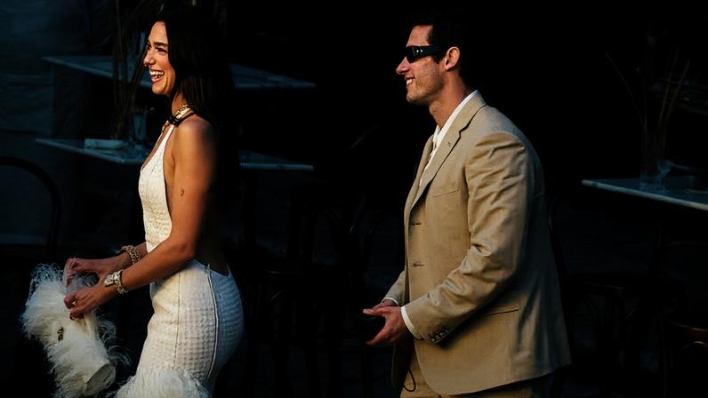 Dua Lipa usa vestido de noiva de couro em 'welcome party' de seu casamento na Sicília
