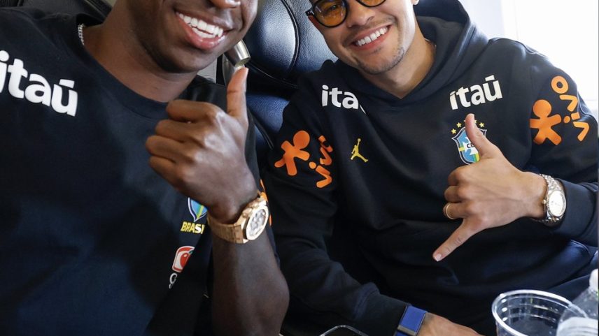 Vini Jr e Bruno Guimarães em viagem da Seleção rumo a Cleveland, para amistoso com Egito antes da Copa do Mundo — Foto: Reprodução