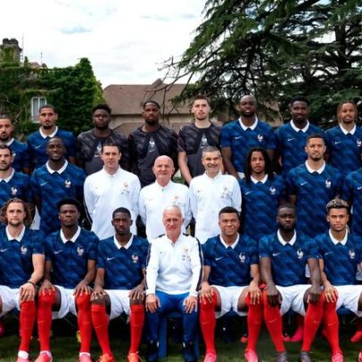 Bastidores da foto oficial da França revelam Olise e Dembélé estilista