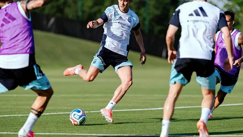 Leonardo Balerdi em treinamento da seleção argentina