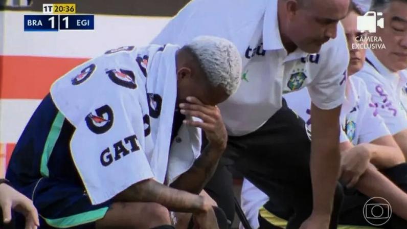 Wesley chora no banco de reservas