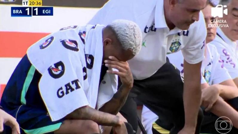 Wesley chora no banco de reservas