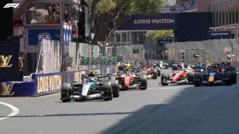 Largada do Grande Prêmio de Mônaco com Mercedes e Ferrari na frente