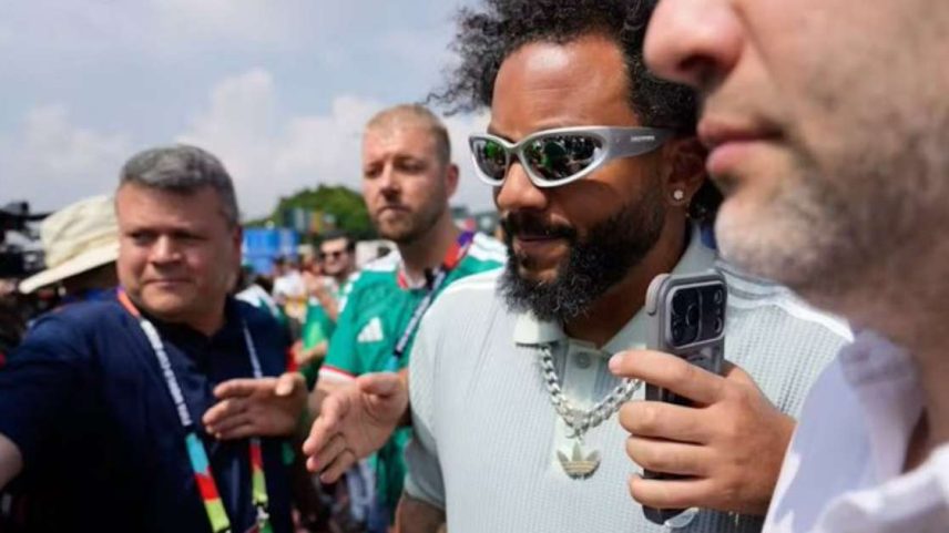 Ex-jogador acabou cercado pelos protestos após o confronto entre México e África do Sul