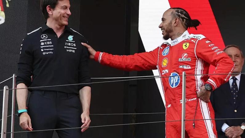 Toto Wolff e Lewis Hamilton no pódio em Mônaco