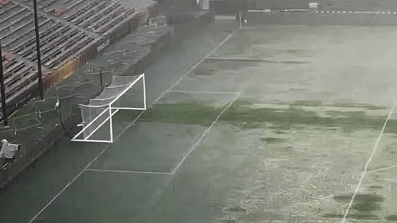 Estádio de Argentina x Islândia com gramado alagado por chuva forte — Foto: TyC Sports