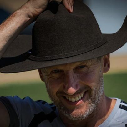 Técnico sueco usa chapéu de cowboy durante treino no Texas