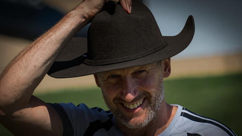 Graham Potter com chapéu de cowboy durante treino da Suécia — Foto: Divulgação