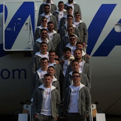 Croácia chega aos EUA com traje casual em foto na escada do avião