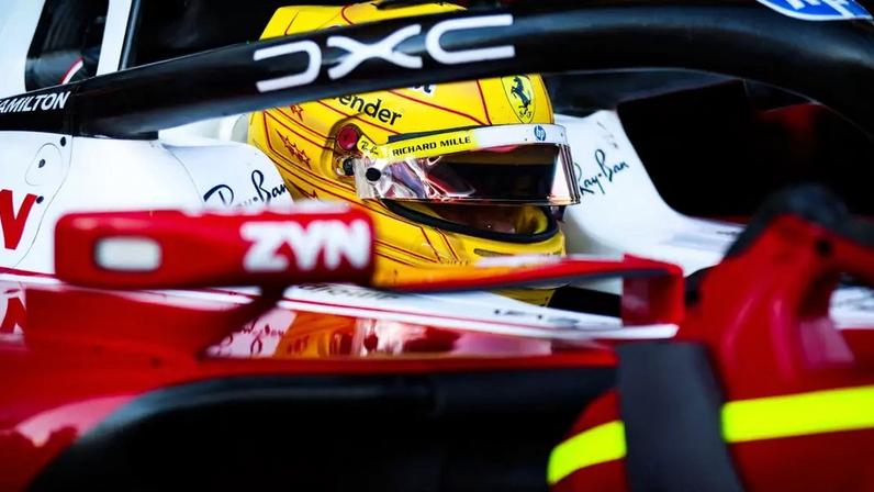 Hamilton celebra bom momento da Ferrari