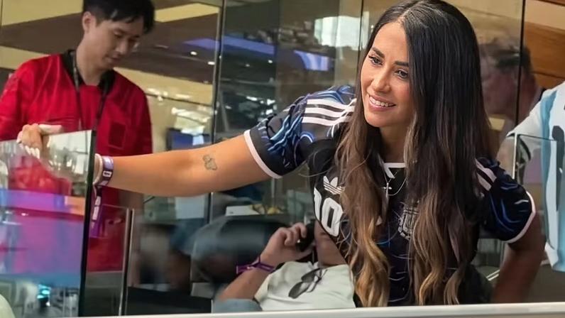 Esposa de Messi em camarote em vitória contra a Áustria — Foto: Reprodução/ X