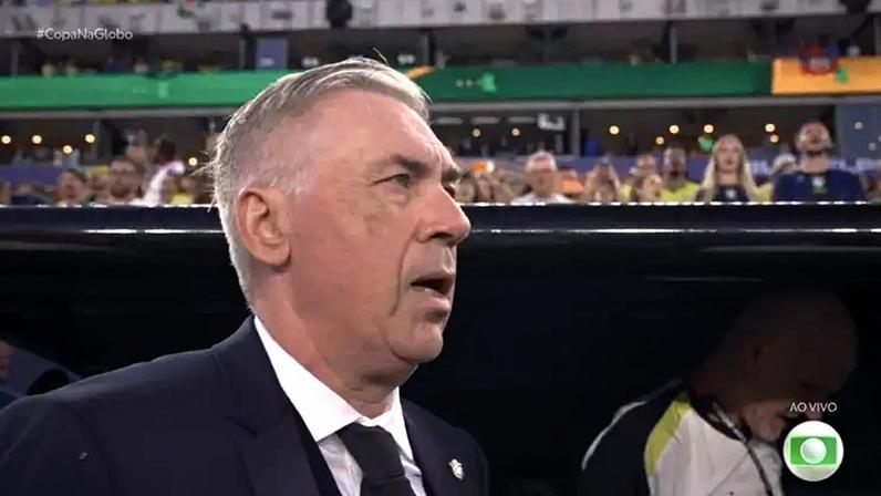 Carlo Ancelotti canta hino do Brasil antes de partida contra o Haiti