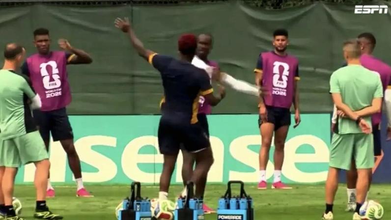 Jogadores do Panamá discutem em treino antes de jogo contra a Inglaterra