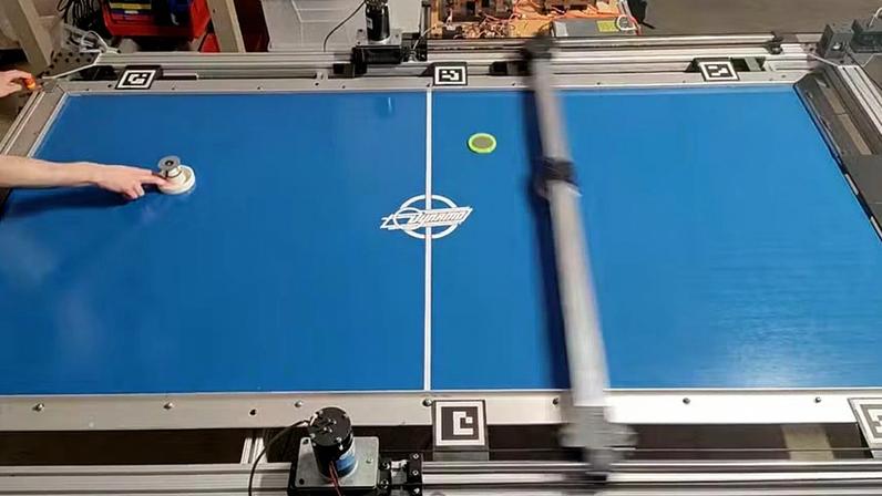 Robô joga air hockey contra humanos — Foto: Reprodução