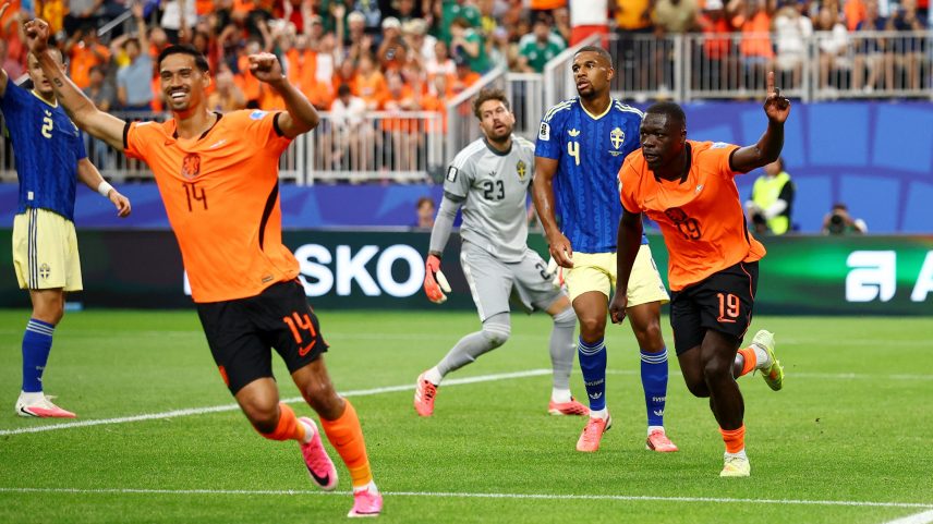 Holanda amplia contra Suécia — Foto: Reuters